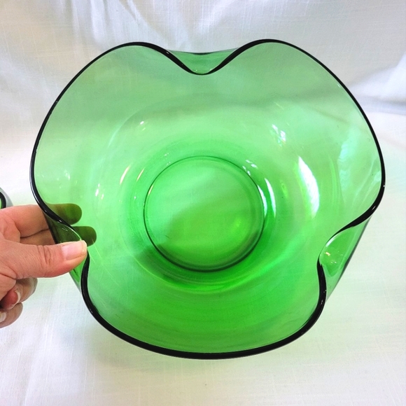 Vintage MCM Chip and Dip Folded Bowls in Avocado Green made by Anchor Hocking - Picture 3 of 9